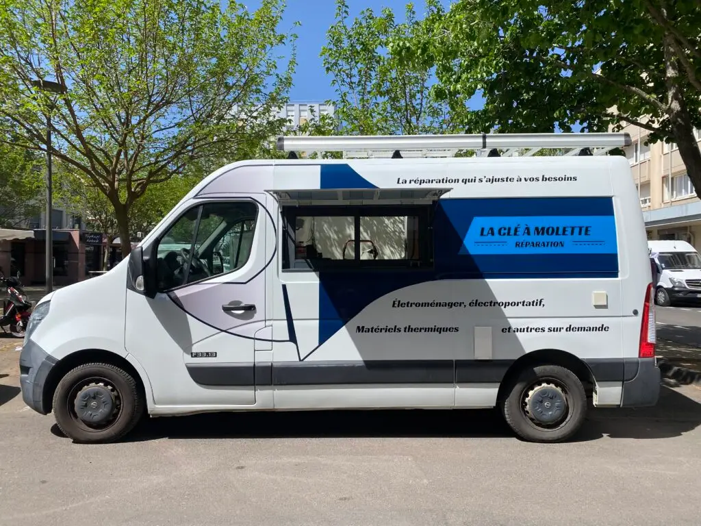 Le camion de la clé à molette sur un des points de passage Clermontois (le marché de Cournon-d’Auvergne).