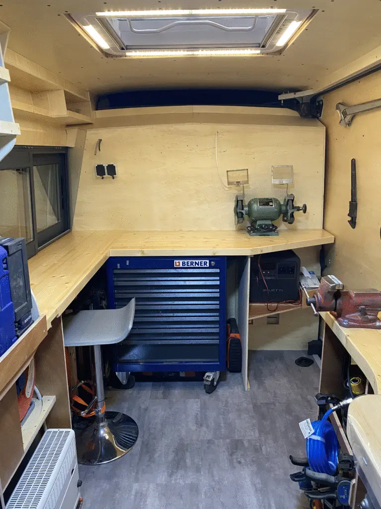 Vue intérieure du camion-atelier de la clé à molette : camion-atelier pour tout type de réparation sur Clermont-Ferrand.